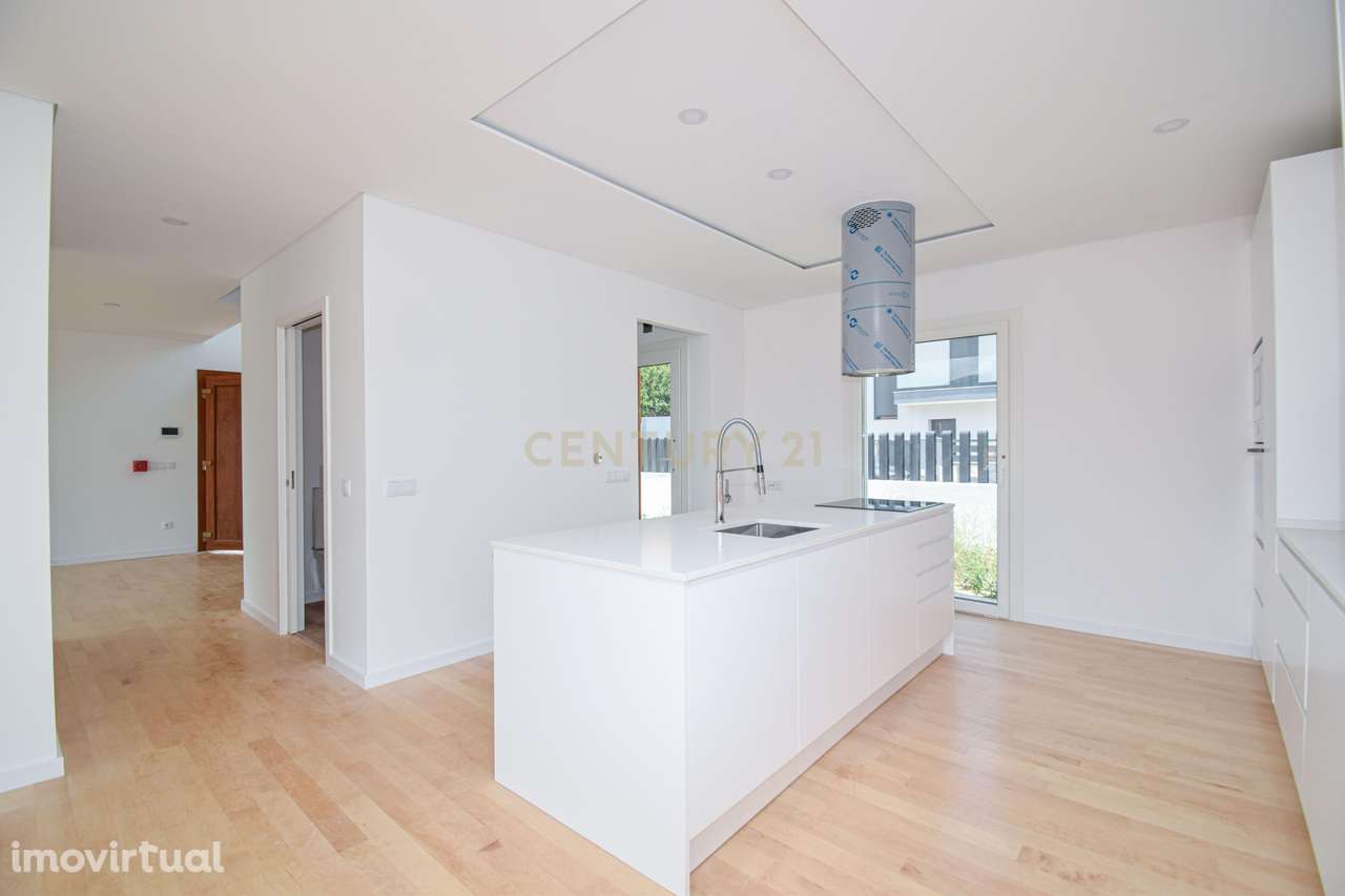 Moradia T4 de Arquitetura Moderna e Sustentável em Famões - Casal do R - Grande imagem: 3/52