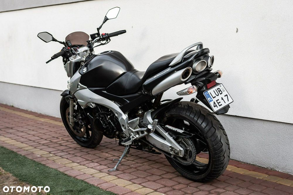 Suzuki GSR - 4