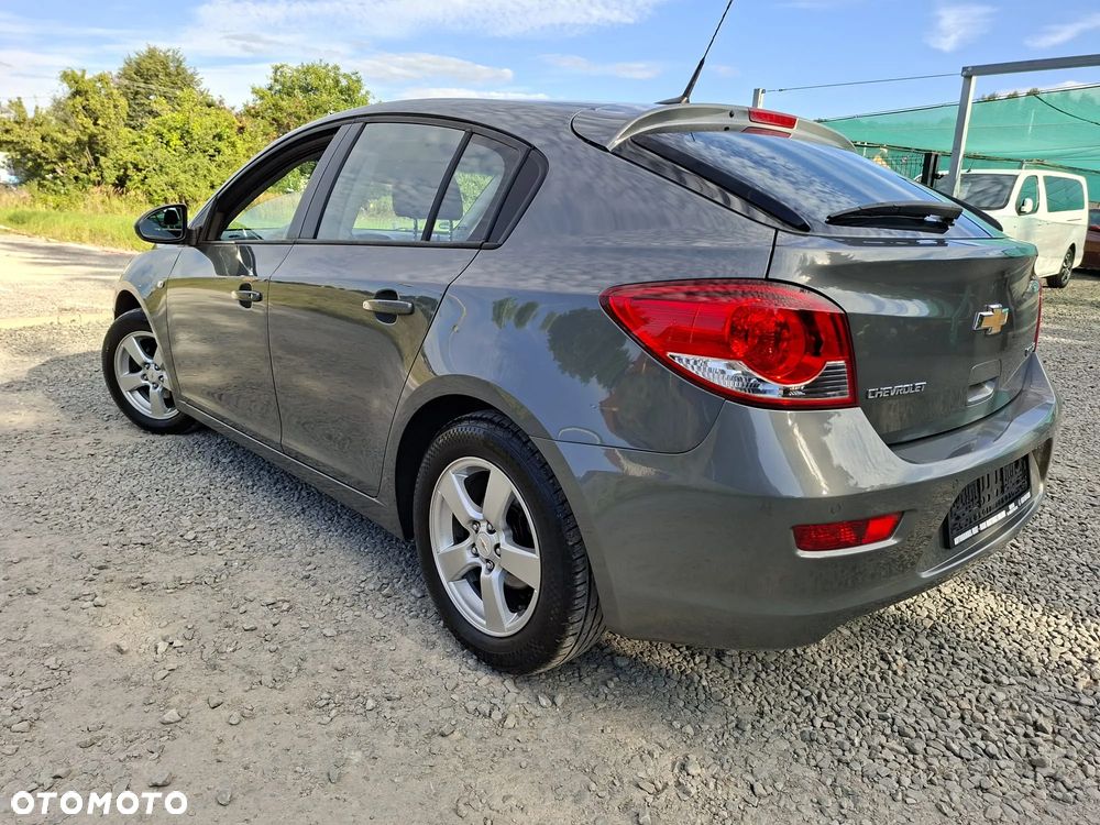 Chevrolet Cruze 1.6 LS+ - 10