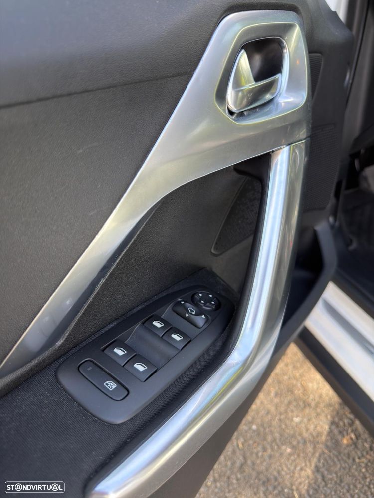 Peugeot 2008 1.2 PureTech Allure - 14