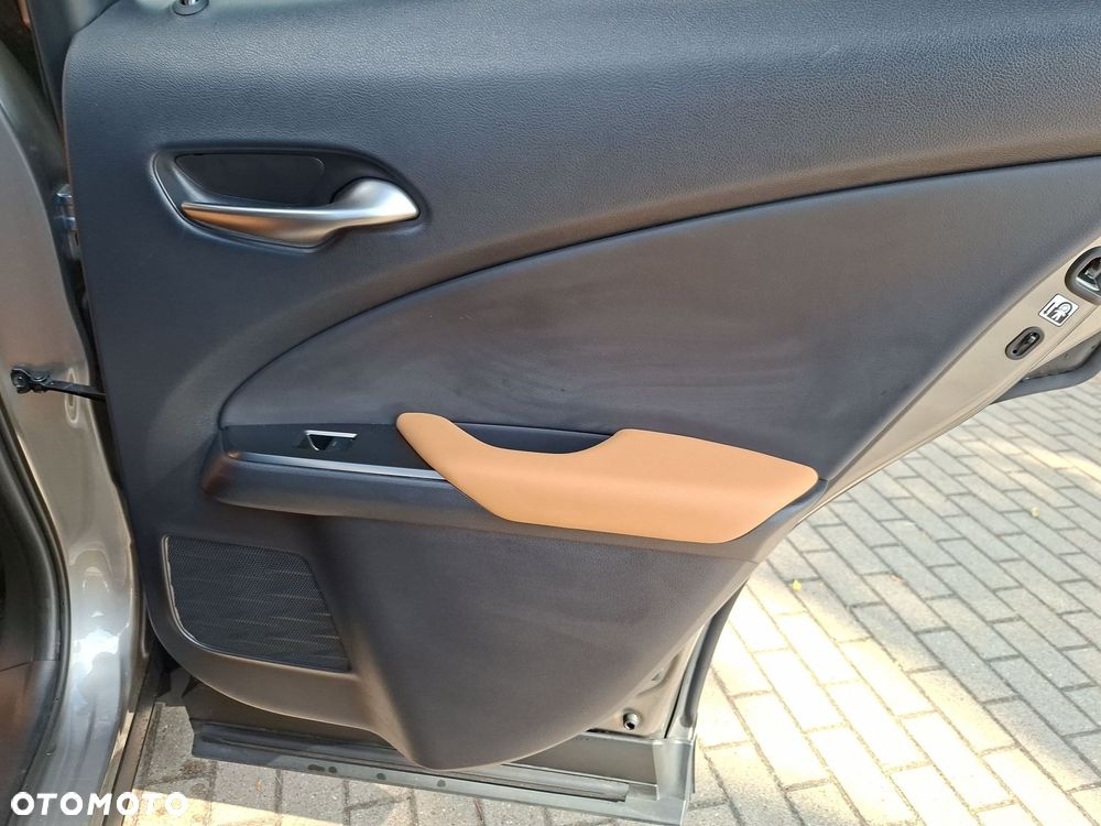 Lexus UX 300h Business - 24