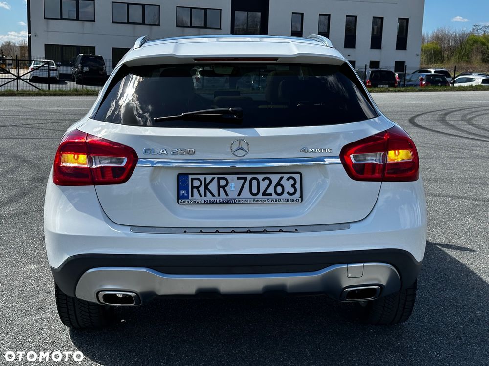 Mercedes-Benz GLA 250 4Matic 7G-DCT - 27