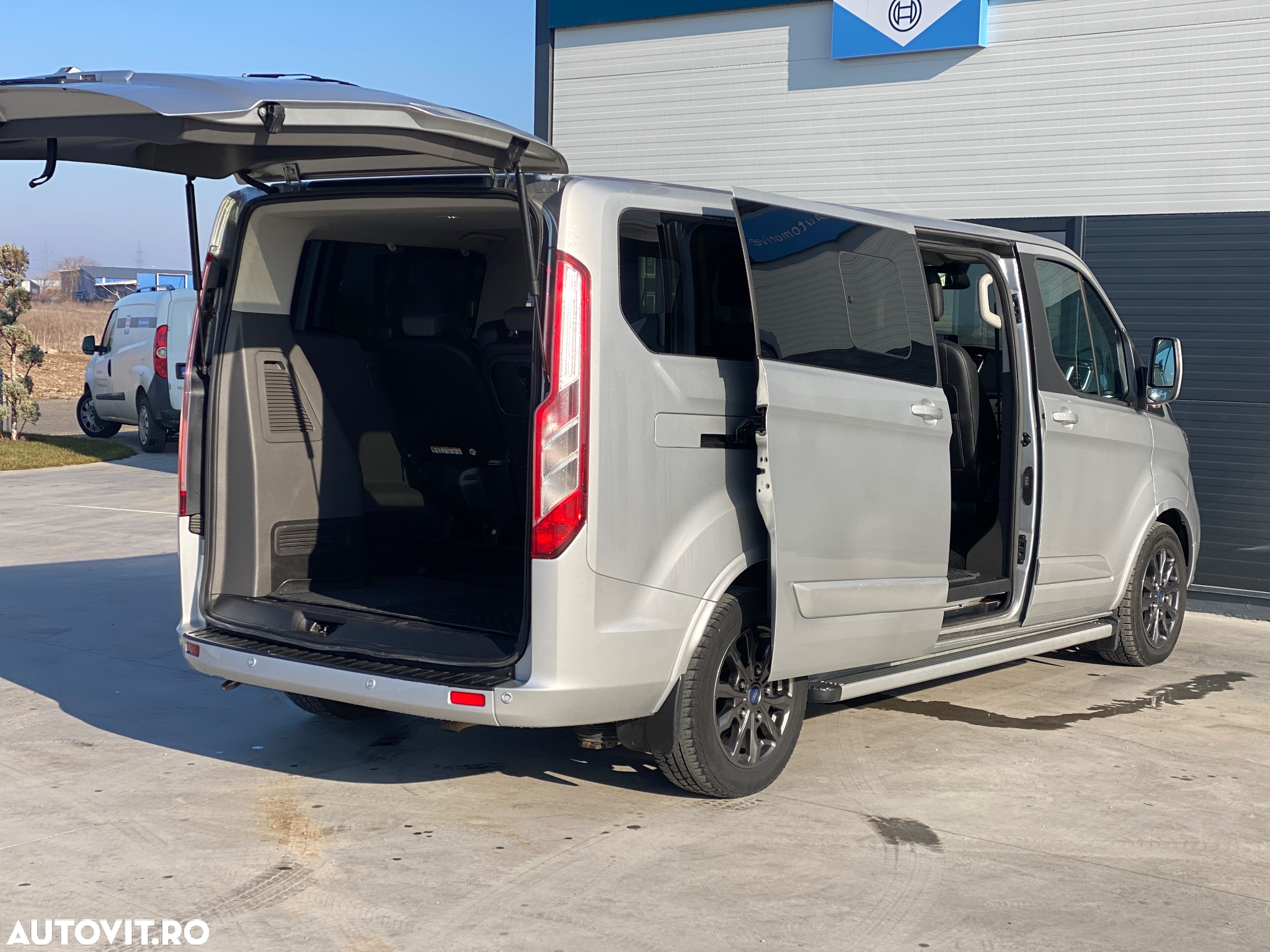 Ford Tourneo Custom Bus 320 2.0 EcoBlue 185 CP L2H1 Titanium X Aut. - 24
