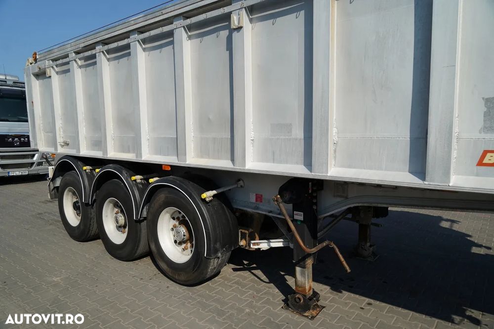 Benalu BENALU / 24 m3 / ALUMINIU / AXĂ RIDICATĂ / GREUTATE: 5.300 KG / PERDĂ ELECTRICĂ / JANTE DIN ALIAJ - 9