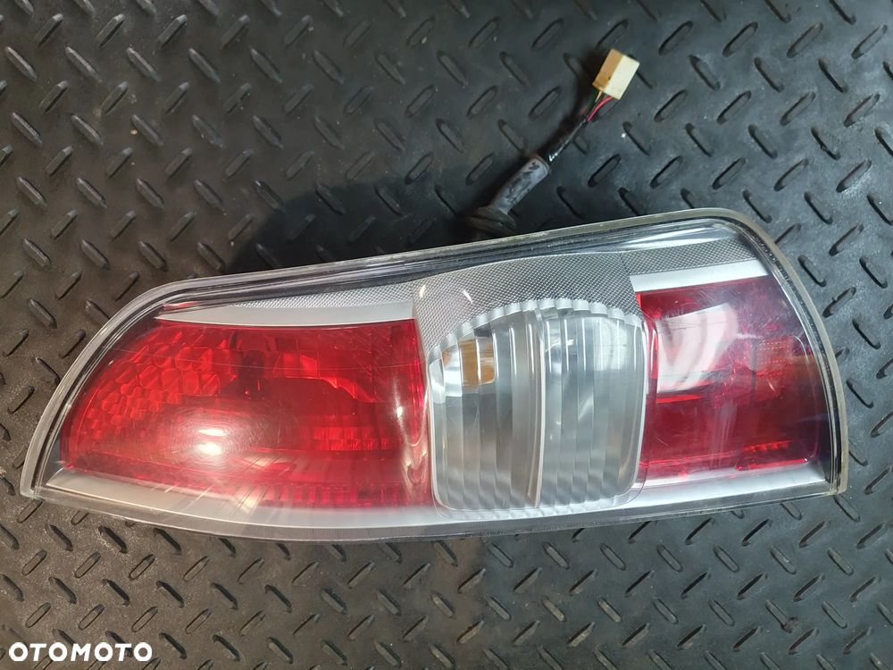 DAIHATSU SIRION SUBARU JUSTY 07-10 LAMPA PRAWA TYLNA 220-51762 EUROPA POSIADAM 2 SZT - 4
