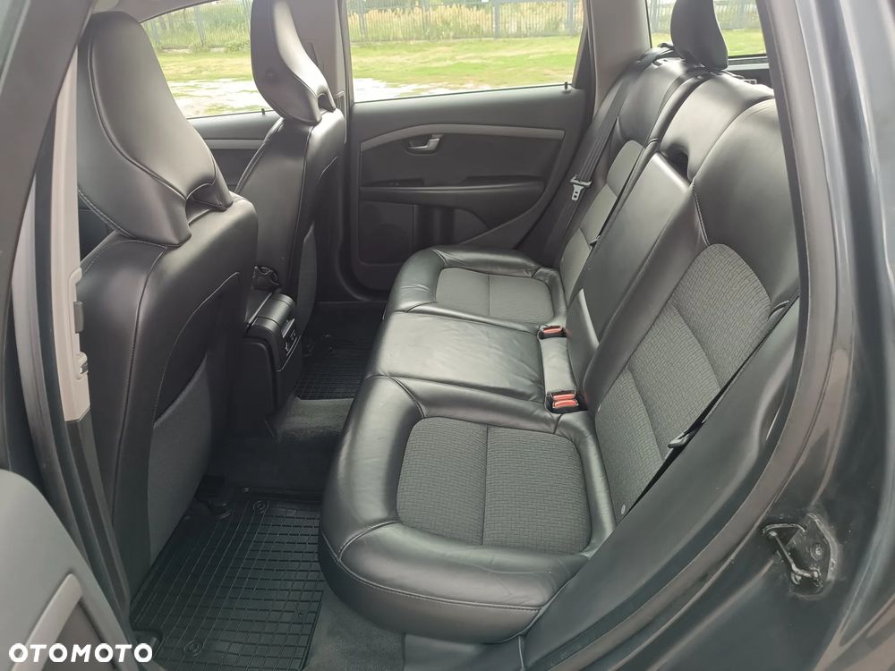 Volvo V70 2.4D Momentum - 34