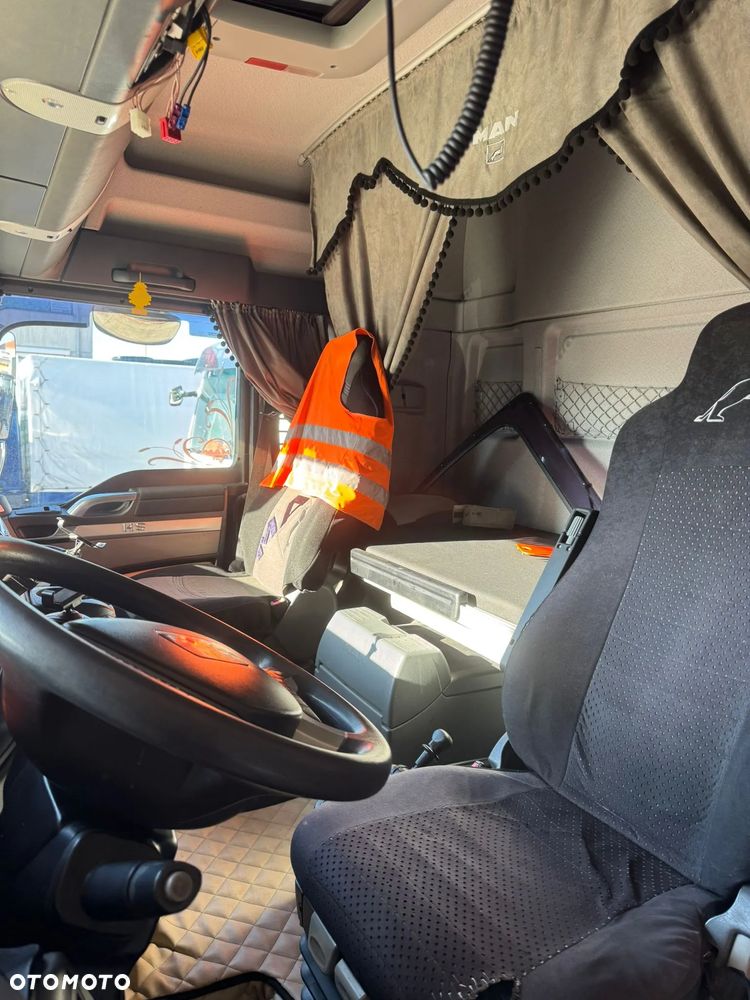 MAN TGX 26.480 • HDS Atlas 145.2 •Oś podnoszona i skrętna 426 tys. km - Zestaw z przyczepą Schwarzmüller Oś przednia – resory piórowe, tylna – pneumatyka • - 28