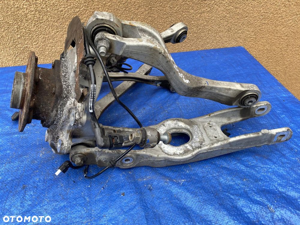 MERCEDES E W213 63AMG ZWROTNICA LEWY TYŁ KOMPLETNE WAHACZ PIASTA - 1