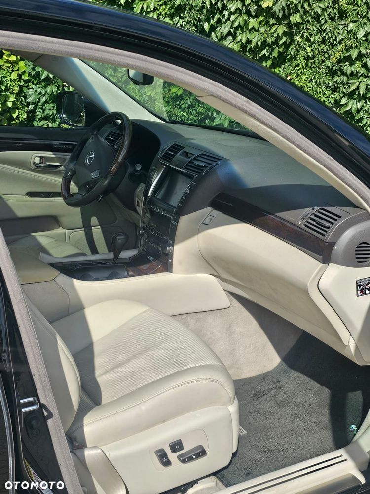 Lexus LS 460 Dynamic Line + Impression Line - 32