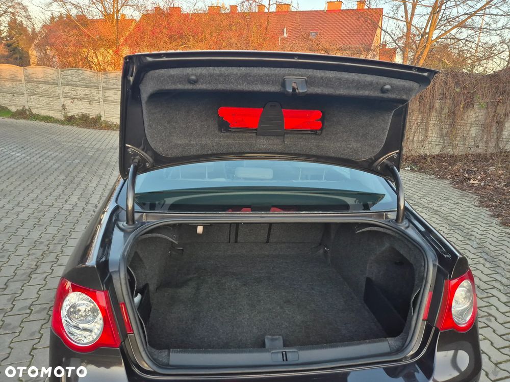 Volkswagen Passat 2.0 TDI DPF Highline - 16