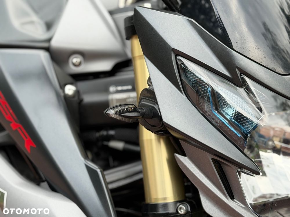 Suzuki GSR - 26