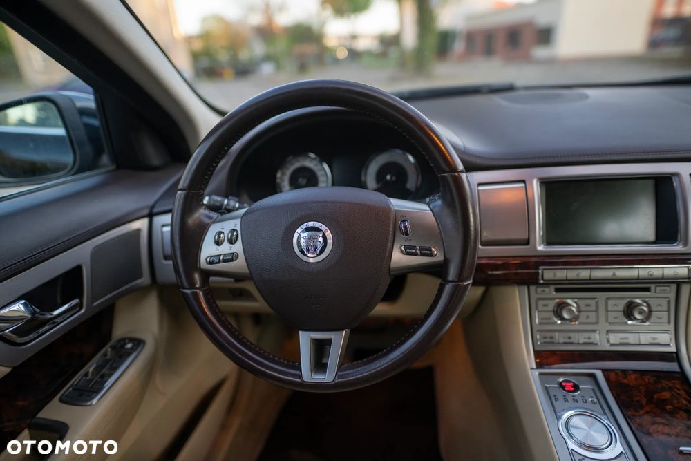 Jaguar XF 2.7 V6 D Premium Luxury - 15