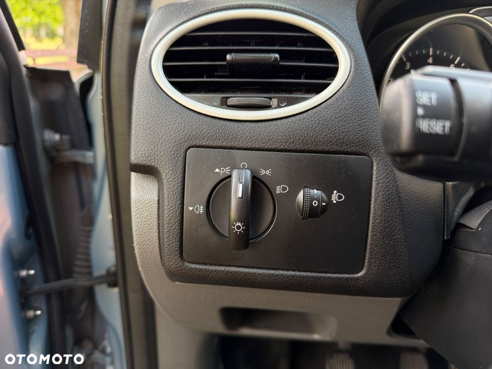 Ford Focus 1.6 Ambiente - 11
