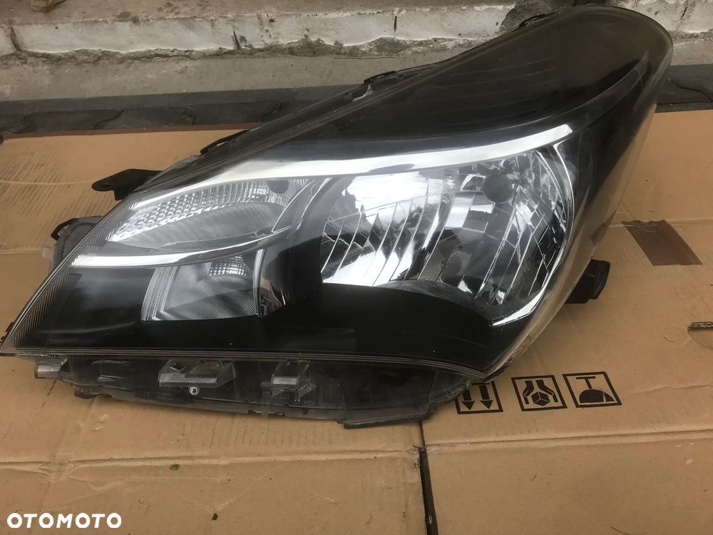 Toyota Yaris III 14-17 Lift Reflektor Lampa Lewy Przód Lewa Przednia