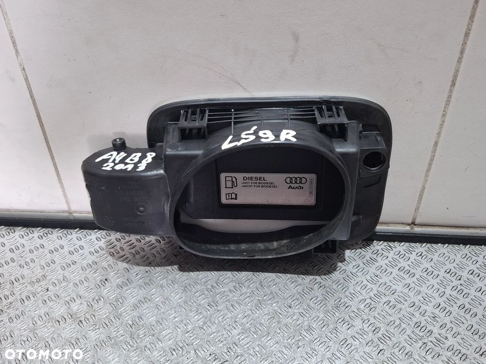 Klapka wlewu paliwa Audi A4 B8 2,0 TDI 2013 rok kolor LS9R nr 8K0809999A - 2