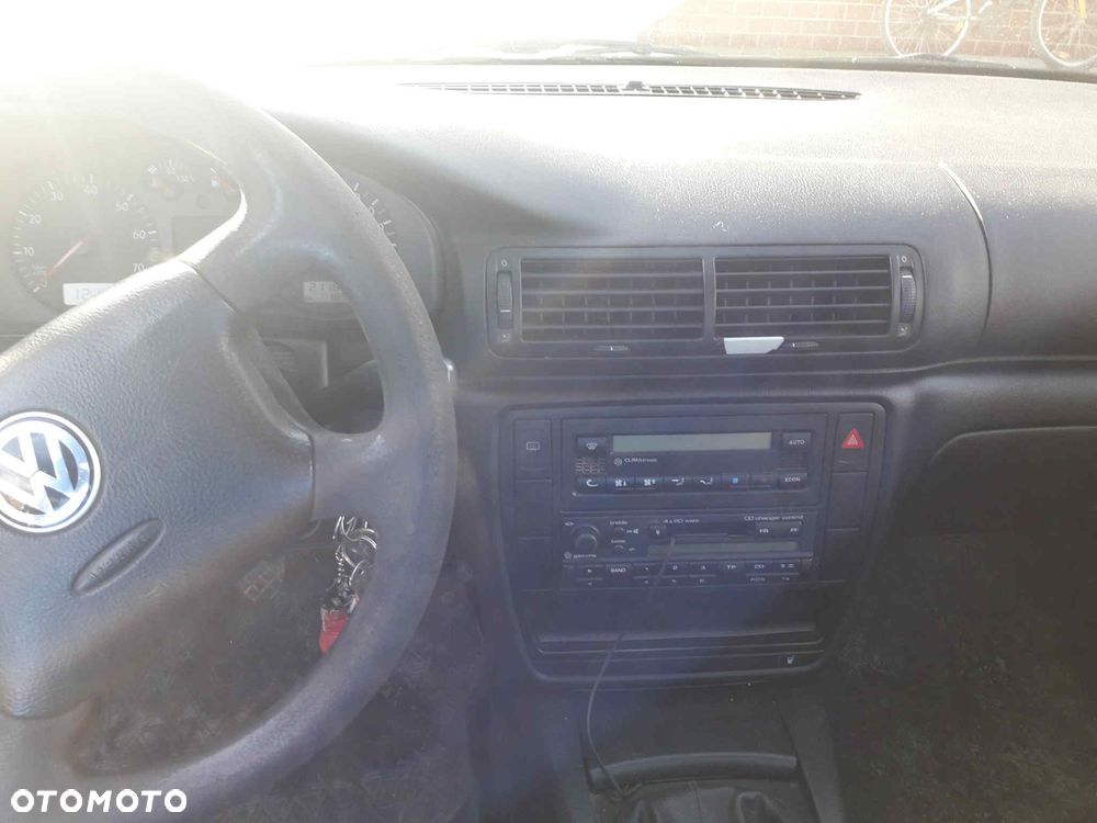 Volkswagen Passat 1.8 - 4