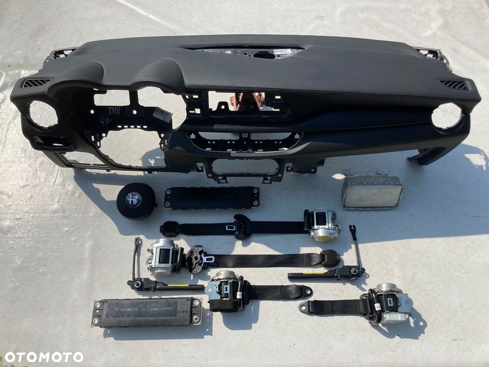 ALFA ROMEO GIULIA STELVIO TONALE DESKA KONSOLA KOKPIT PULPIT PÓŁKA PARAPET PODUSZKI POWIETRZNE KIEROWCY PASAZERA KOLANOWE KOLAN KOLANOWA PODUSZKA POWIETRZNA AIRBAG SRS AIR BAG PASY PAS naprawa SKÓRA USA KANADA CANADA DASHBOARD LEATHER  REPAIR - 22