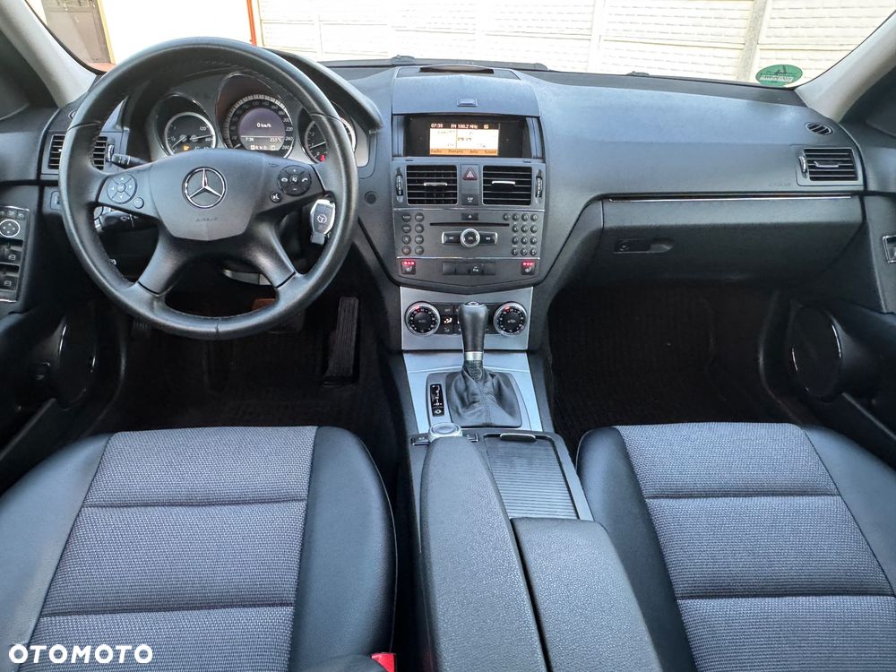 Mercedes-Benz Klasa C 180 CGI Automatik BlueEFFICIENCY Avantgarde - 37