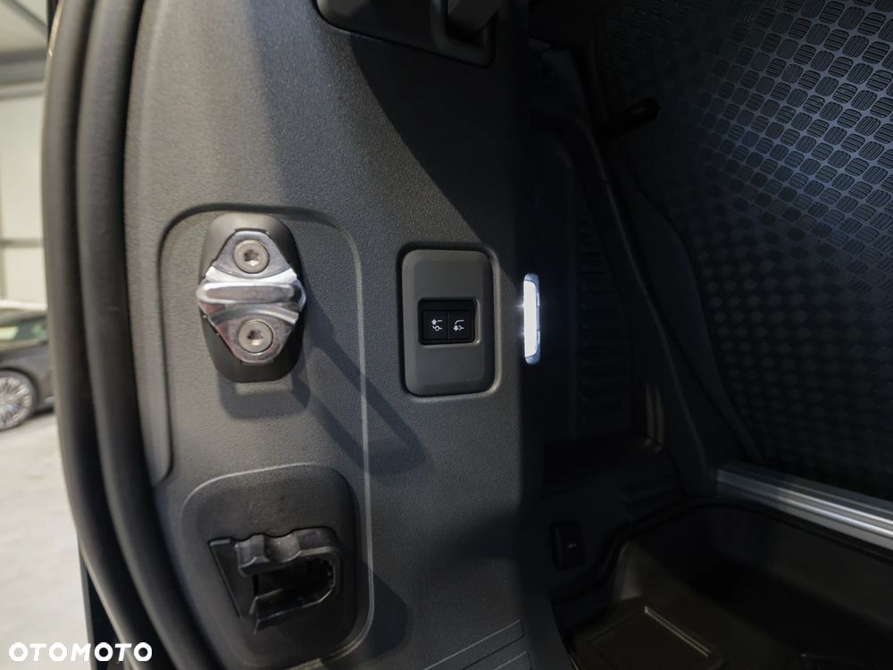 Land Rover Defender 2.0 P300 SE - 39