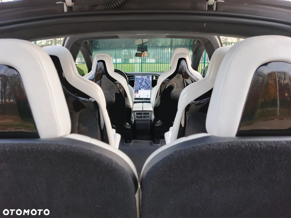 Tesla Model X - 12