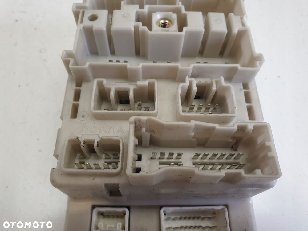 Toyota RAV4 II 2.0 d4d SKRZYNKA BEZPIECZNIKÓW - 8