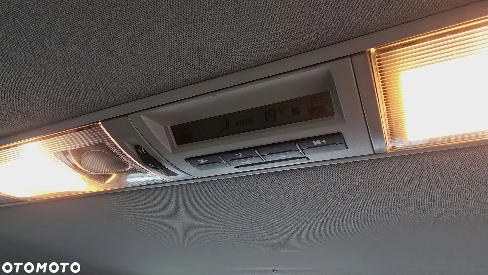 Volkswagen Caravelle - 20