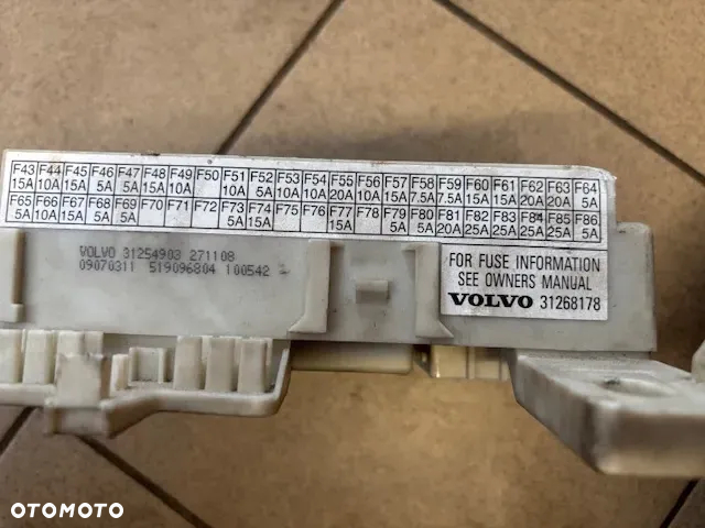 SKRZYNKA BEZPIECZNIKÓW VOLVO V50 S40 C30 C70 31268178 31254903 - 4
