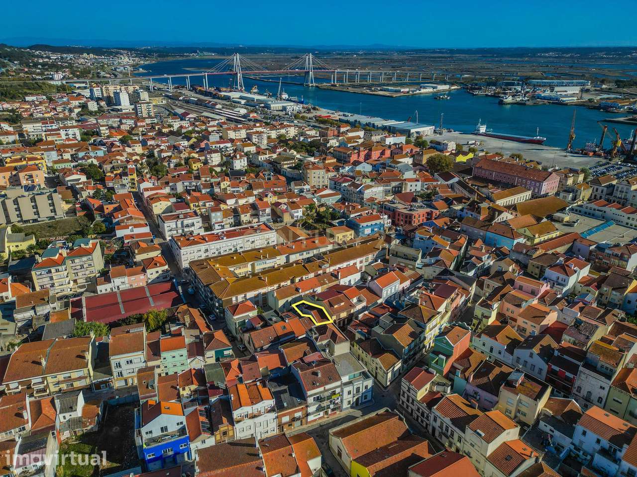 Moradia T3 em banda com terraço na Rua da Fé, centro da Figueira da Fo - Grande imagem: 5/29