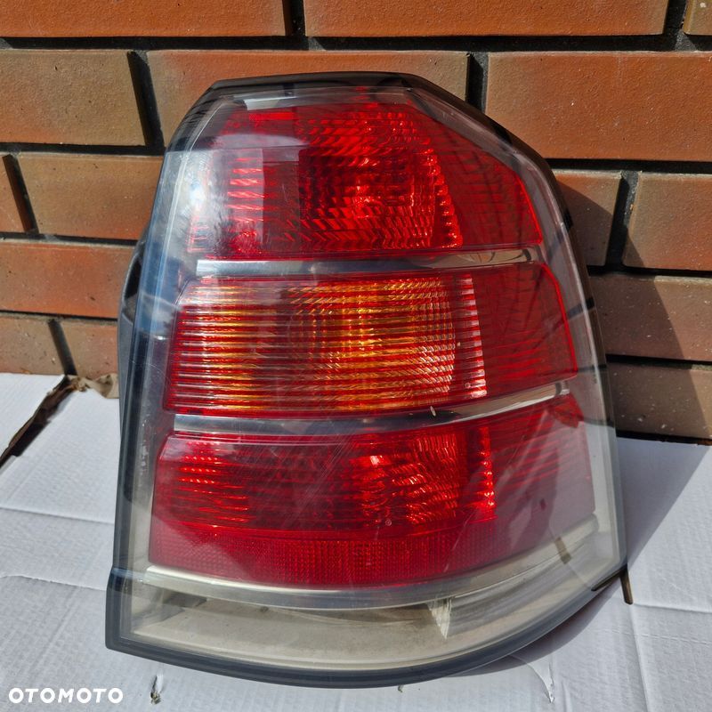 LAMPA TYLNA PRAWA OPEL ZAFIRA B II 05-08 24451843 - 1