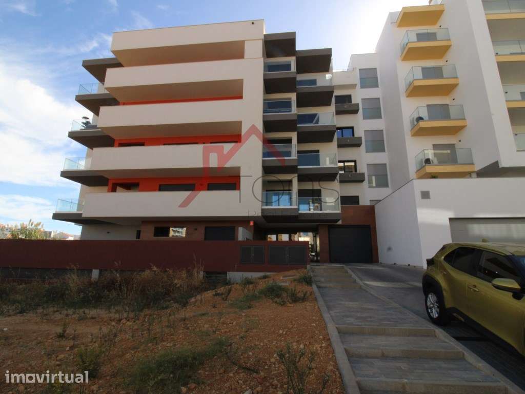 Apartamento T3 no Edifício Bonin Village 2 Garagens e piscina