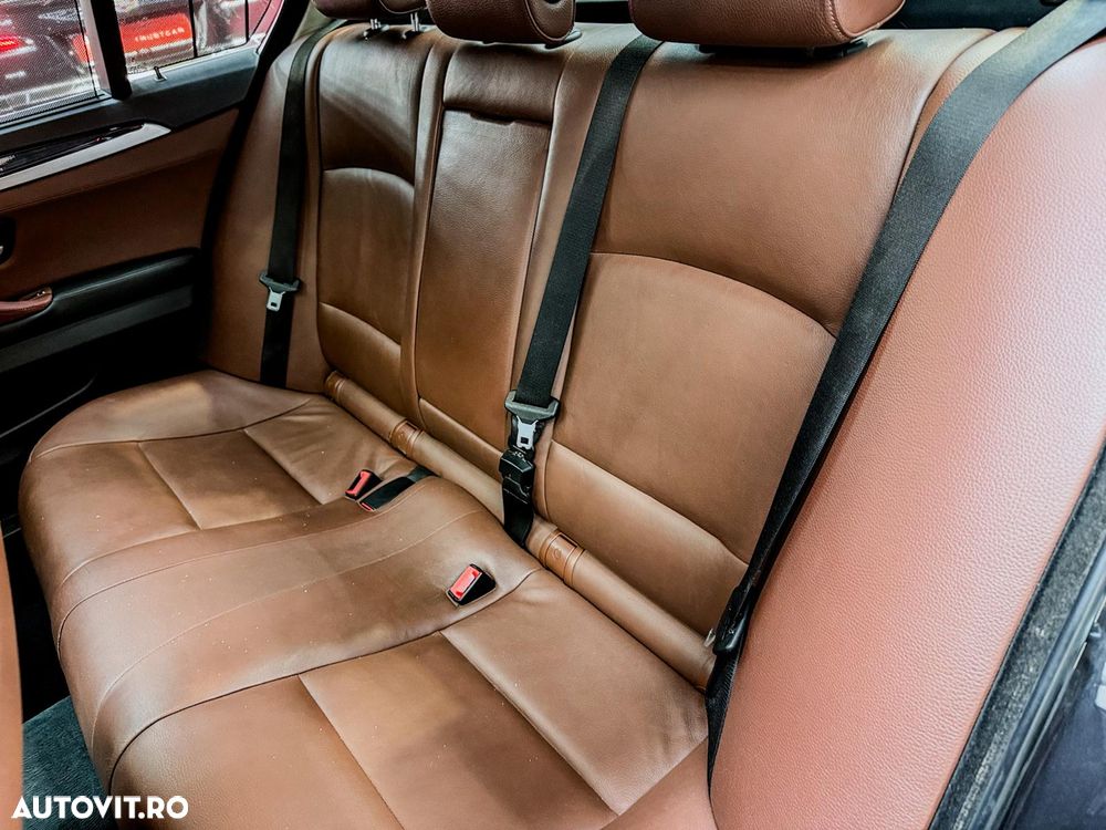 BMW Seria 5 520d Aut. Luxury Line - 26