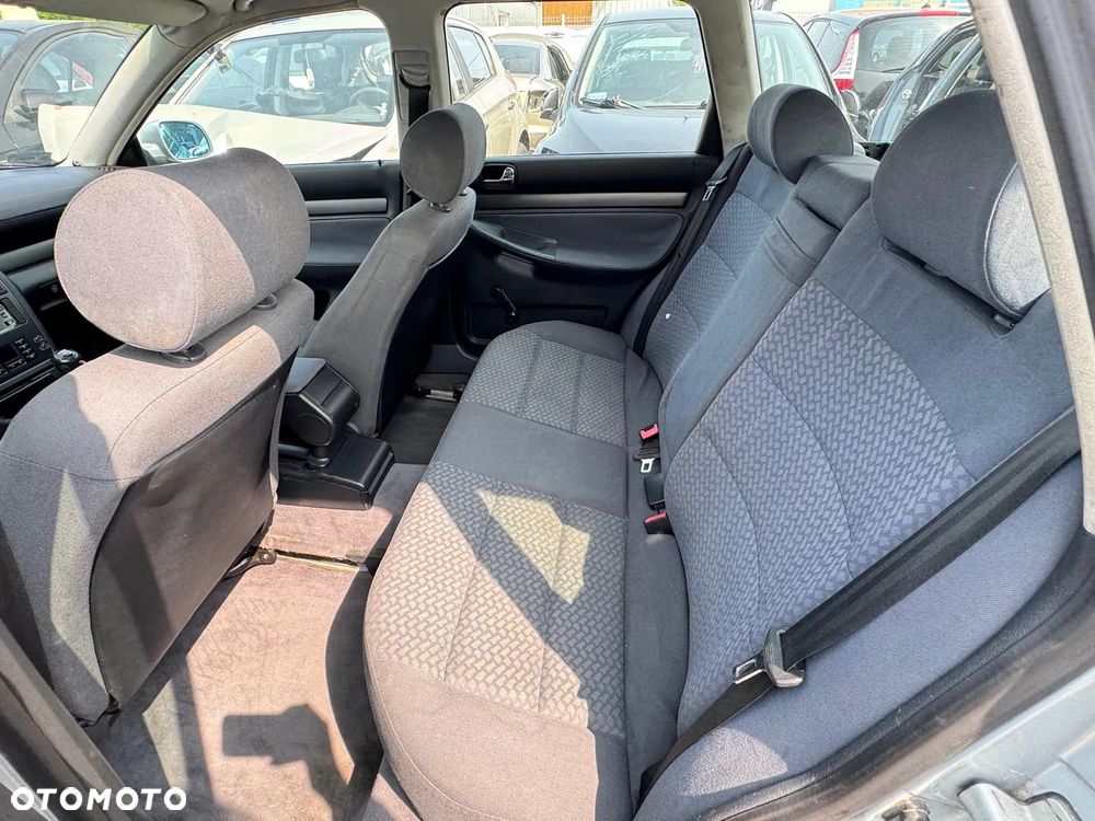AUDI A4 KOMBI  1.6 benzyna 101 KM 1997r - części - 5
