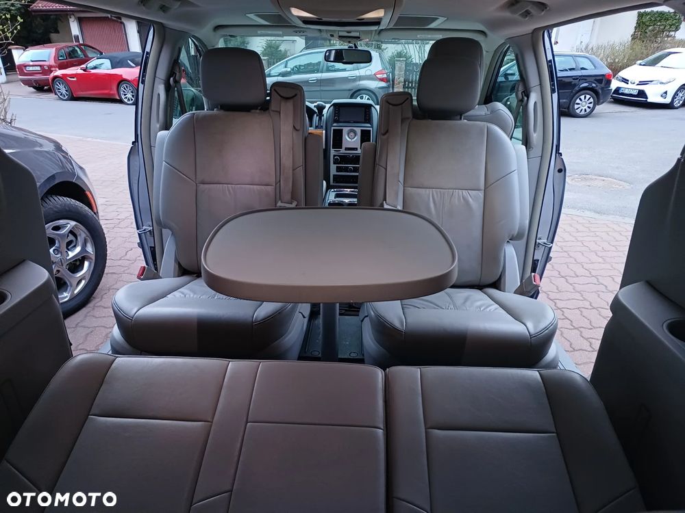 Chrysler Town & Country - 17