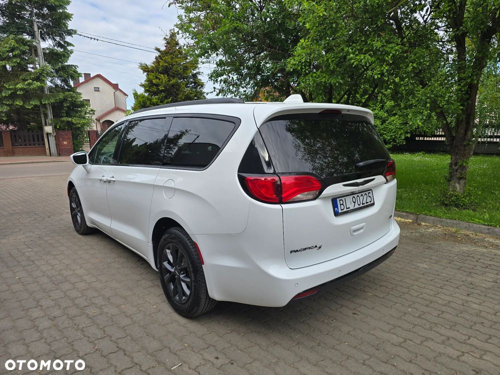 Chrysler Pacifica - 5
