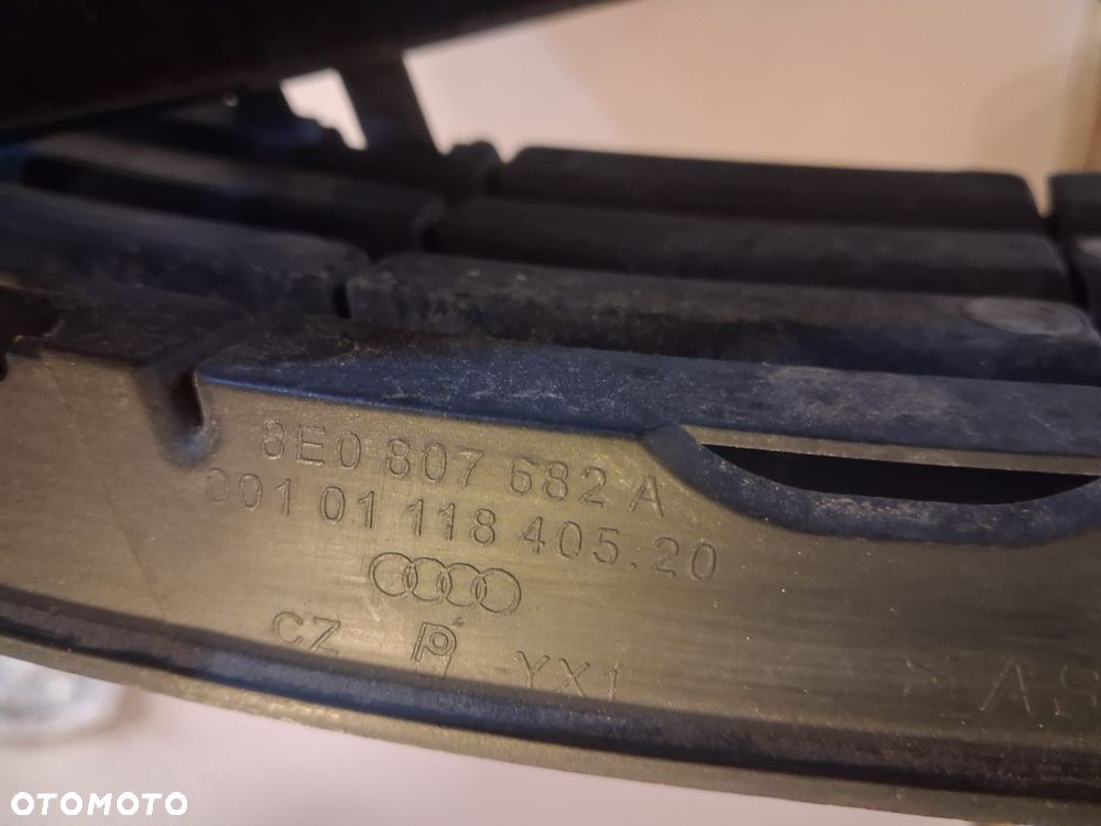 Kratki zderzaka przód AUI A4 B6  8E807681  8E0807682A  OE - 2