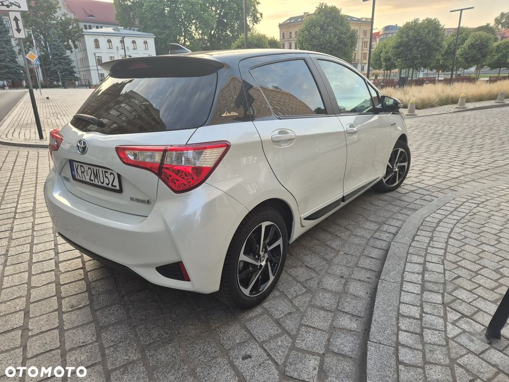 Toyota Yaris Hybrid 100 Selection - 8