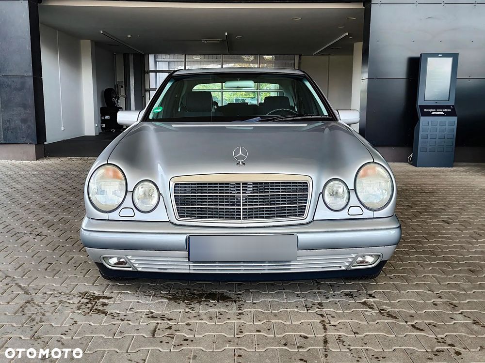 Mercedes-Benz Klasa E 200 T Classic - 3