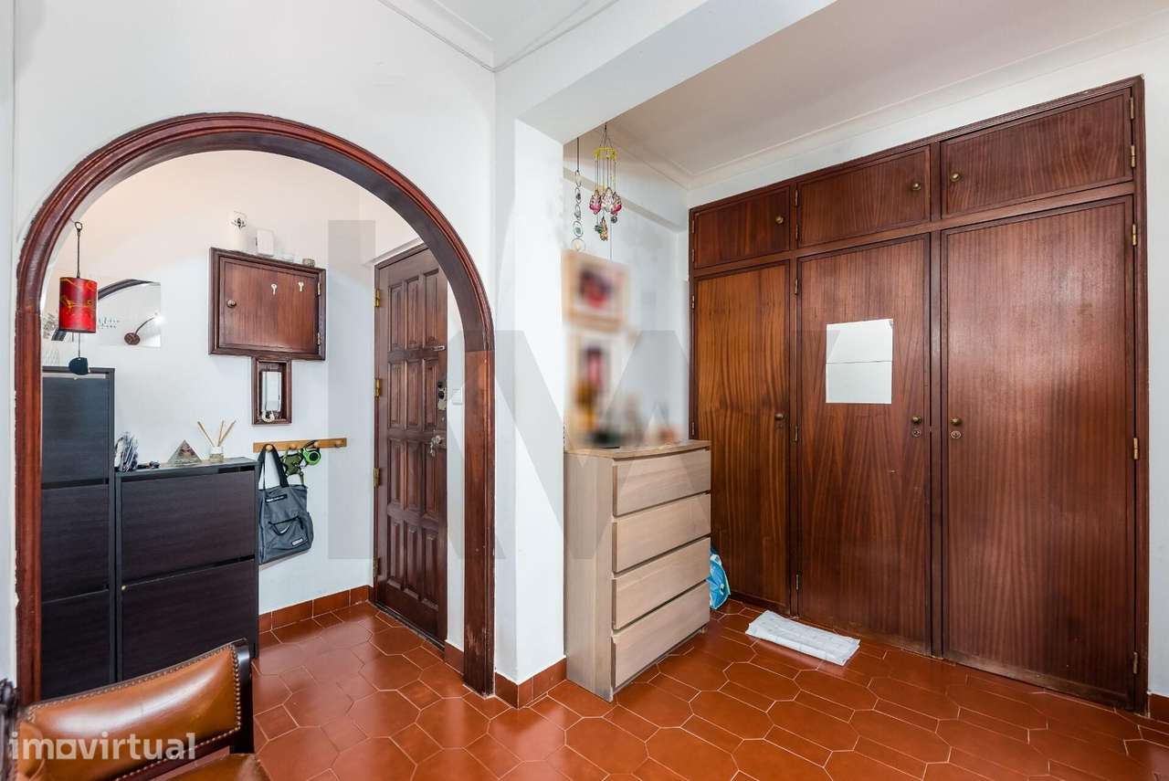 Apartamento T3 com arrecadação junto à estação das Mercês - Grande imagem: 4/34