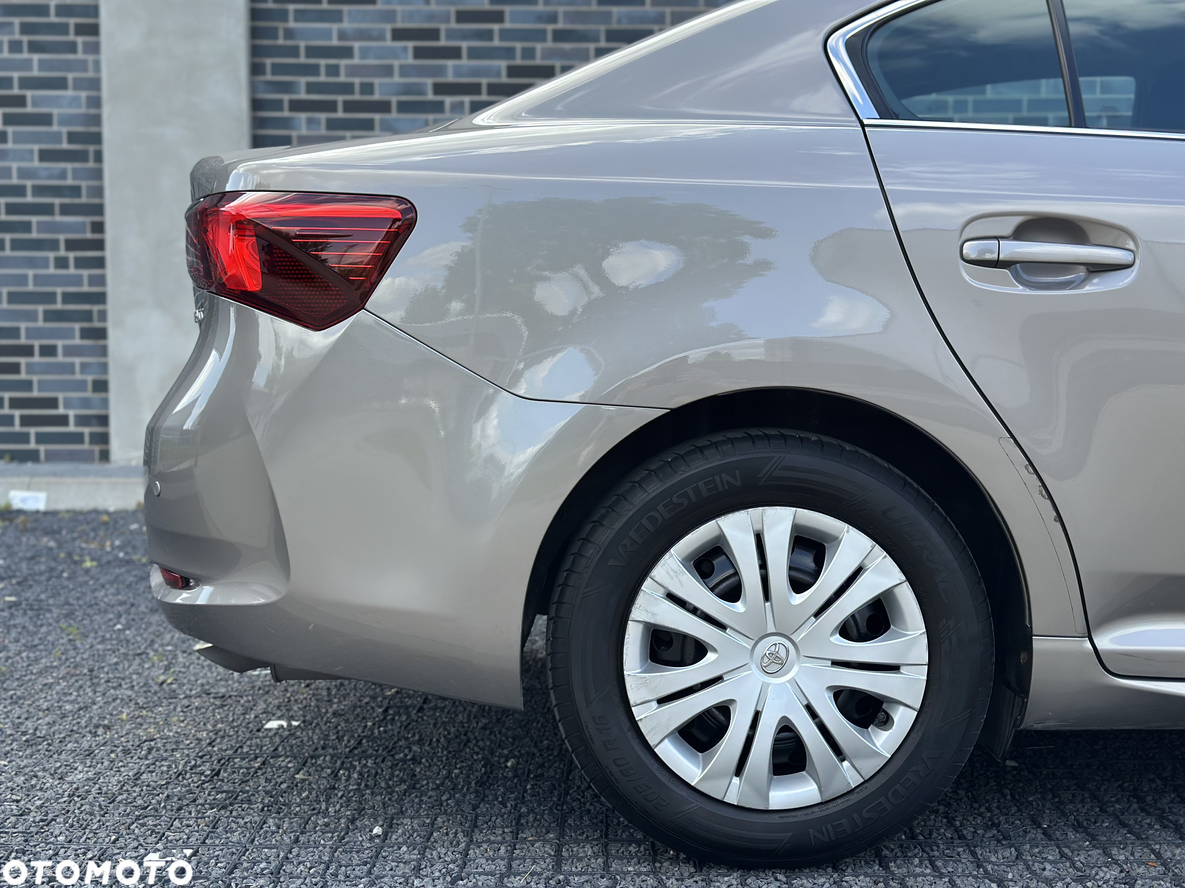 Toyota Avensis 1.6 Active - 16