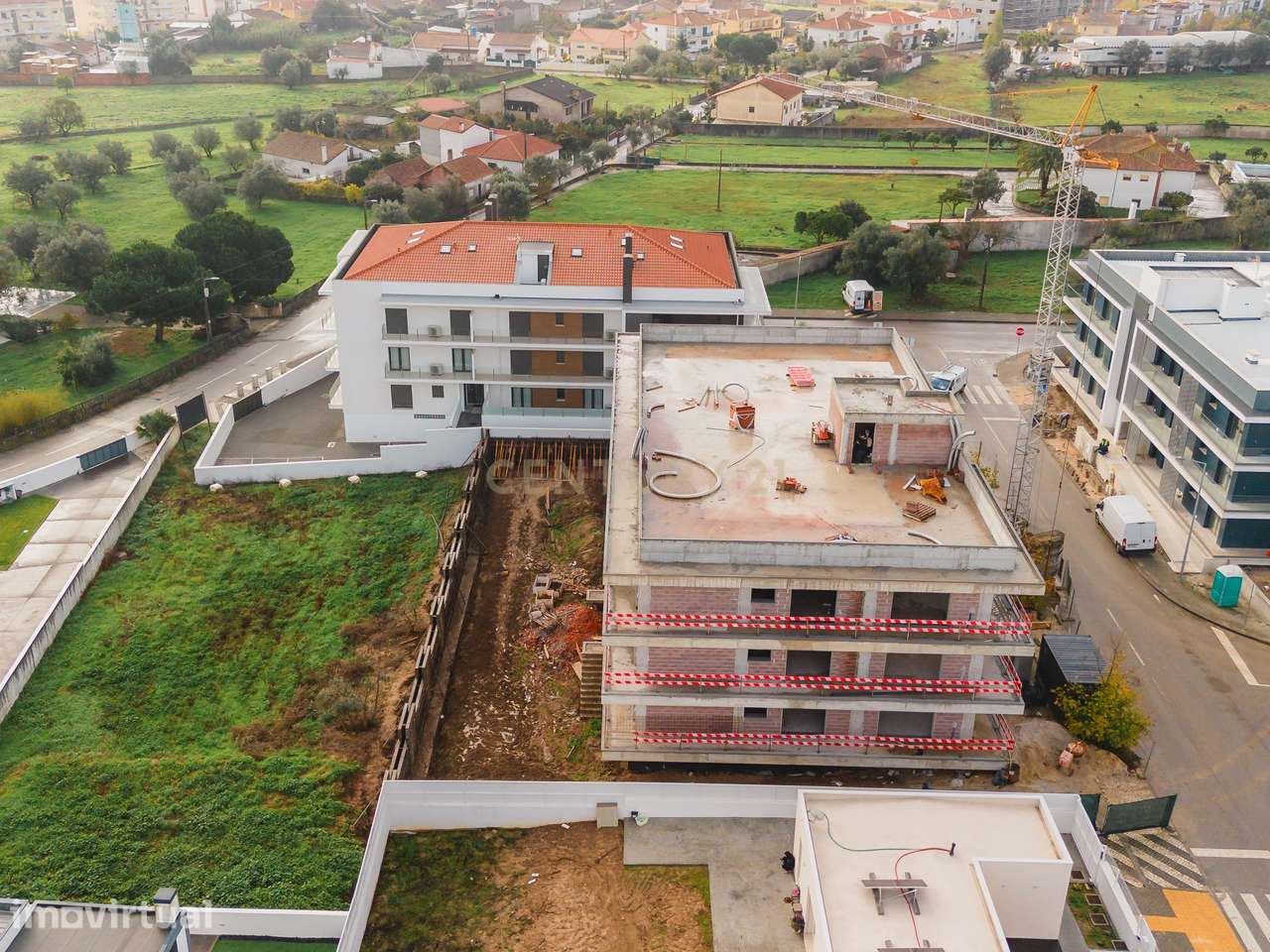 EDIFÍCIO ESSENZA | PARCEIROS — T4 NOVO com Vista Desafogada - Grande imagem: 2/14
