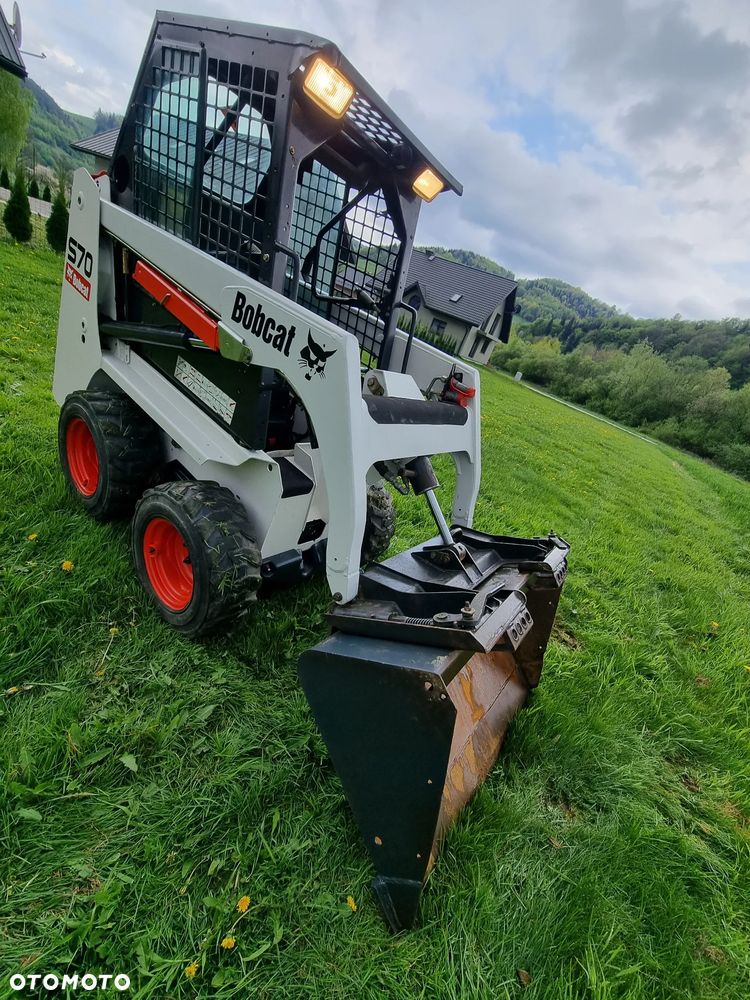 Bobcat S70 Mini-ładowarka 4x4 wózek terenowy. Łyżka! Wyjścia Hydrauliczne pod urządzenia z przodu! 2018 rok prod. 564 MTG. aktualne serwisy DEKRA. Dokumentacja. silnik Kubota 3cyl. Maszyna Jak Nowa z Salonu! Pochodzi z Norweskiego Gospodarstwa! Zero luzów i wycieków. Bardzo mocna i wydajna maszyna o małych gabarytach! Wąska miesci się do najbardziej trudno dostępnych miejsc! Idealna do stajni. OKAZJA TANIO. Szybki i zwinny sprzęt potężna moc - 9