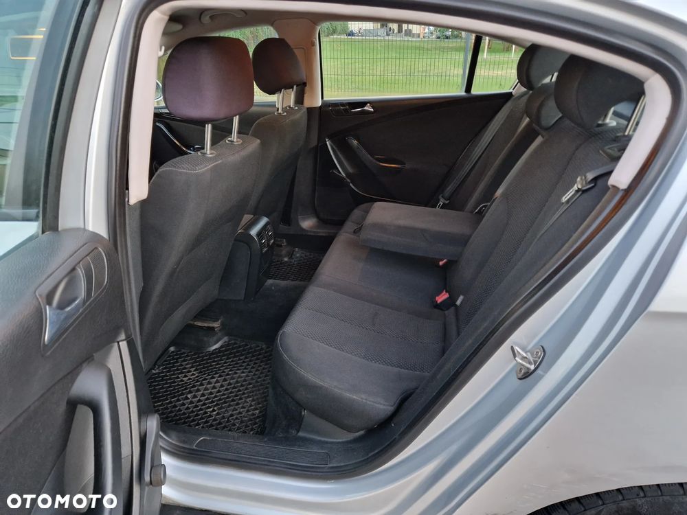 Volkswagen Passat 2.0 TDI Comfortline - 9