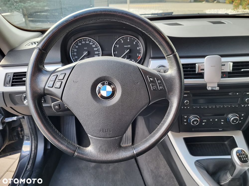 BMW Seria 3 320i - 25