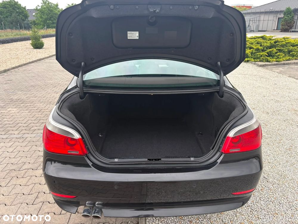 BMW Seria 5 525d - 32