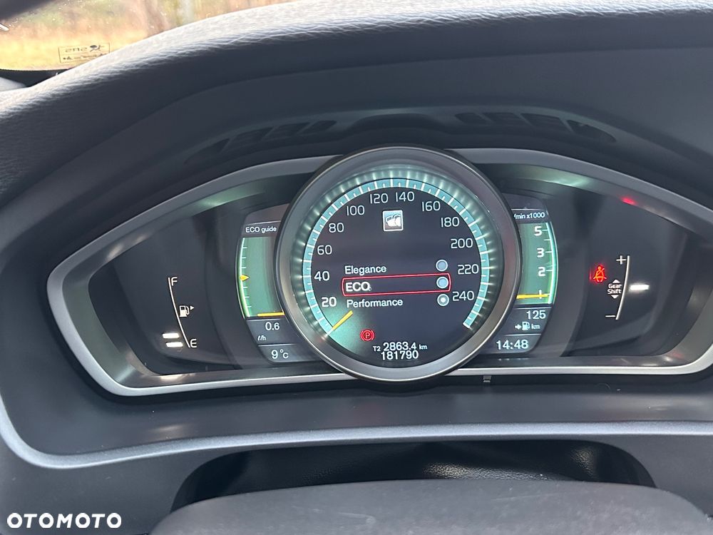 Volvo V40 D2 R Design - 33