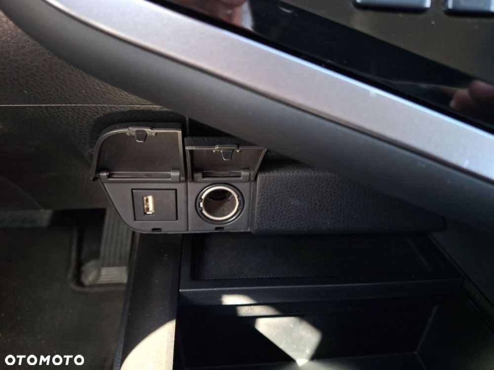 Toyota Camry 2.5 Hybrid Comfort CVT - 25