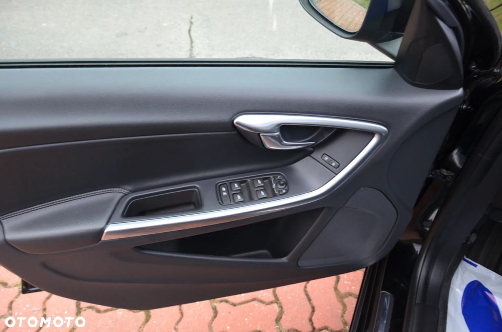 Volvo V60 D4 Geartronic Momentum - 36