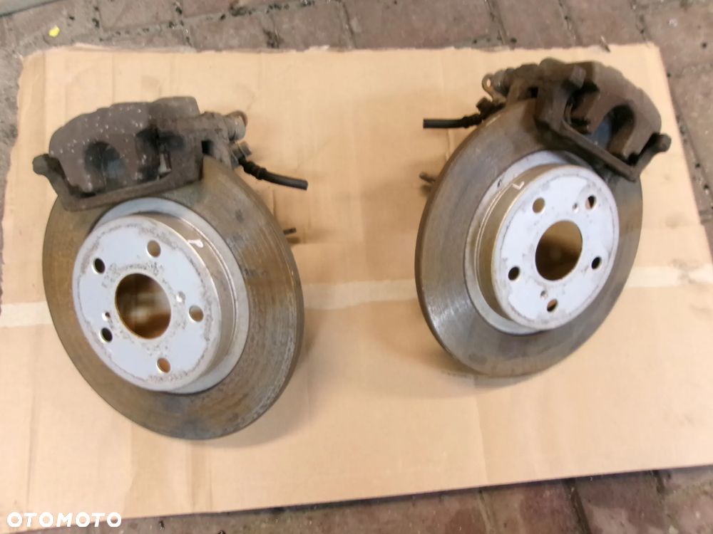 ZACISK JARZMO TARCZA HAMULCE TYŁ  AVENSIS T27  JAK NOWE  09-18 - 1