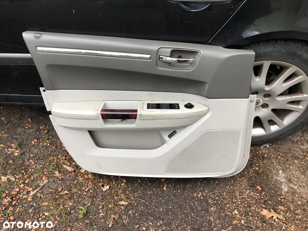 CHRYSLER 300C  boczki tapicerka drzwi białe - 2