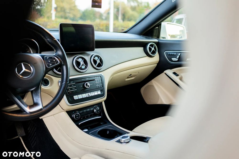 Mercedes-Benz CLA 250 7G-DCT - 18